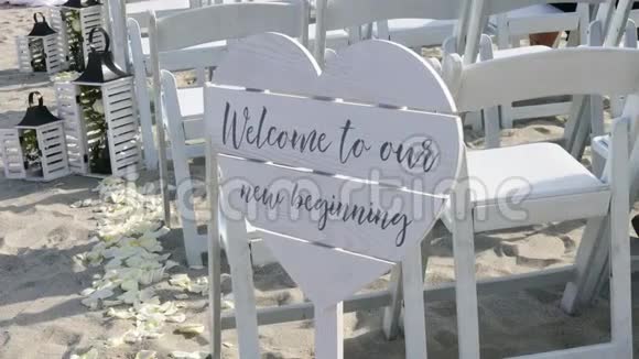 婚礼装饰在椅子上丝带和花在椅子上的婚礼装饰丝带是在风中发展起来的视频的预览图