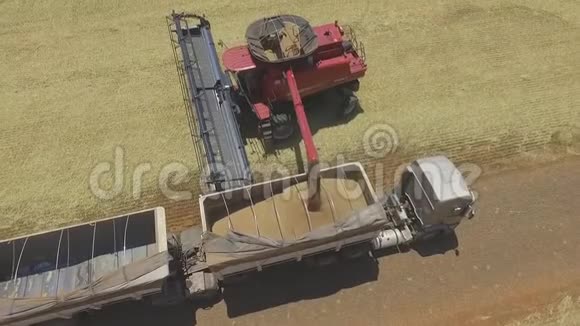 飞机影像用拖拉机播种玉米小麦视频的预览图