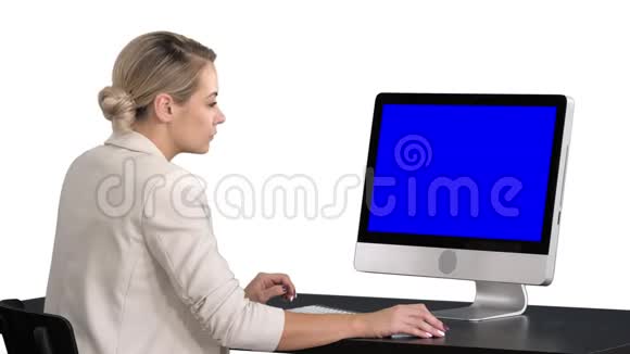 年轻女性在办公室工作坐在办公桌前看着显示器白色背景蓝色屏幕模拟显示视频的预览图