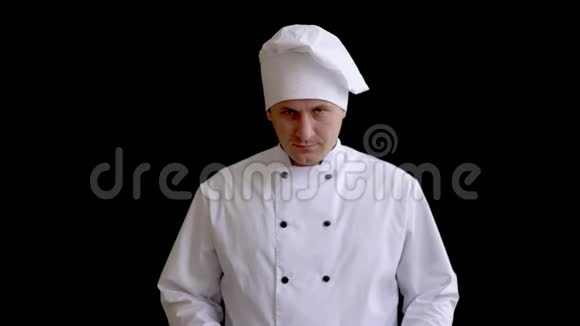 穿着勃艮第服用愤怒的脸做饭会显示餐具厨师赠送厨具餐饮理念男子视频的预览图