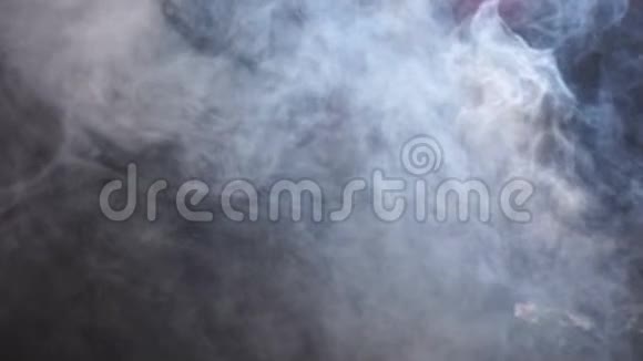 录像带的概念黑色背景下的烟云和蒸气液体视频的预览图