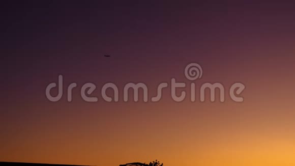 日落时分飞越沙漠的飞机视频的预览图