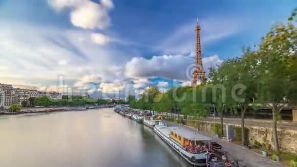 埃菲尔铁塔晚上有船时间流逝巴黎法国视频的预览图