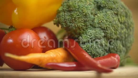 胡萝卜辣椒西兰花和番茄视频的预览图