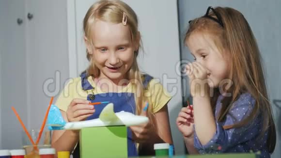 两个孩子一起用水彩画一个模型儿童发展的经验教训选择视频的预览图