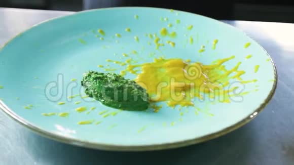 谢夫把吃完的菠菜放在一个盘子里上面放着汁视频的预览图