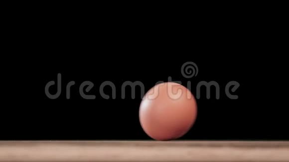鸡蛋卷在桌子上视频的预览图