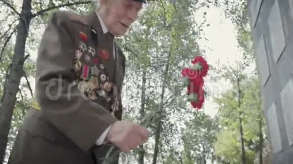伟大的卫国战争和第二次世界大战的一位白发苍苍的老兵身穿制服戴着许多徽章和命令视频的预览图