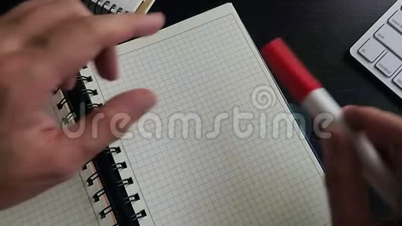 人在笔记中写作时间学习视频的预览图