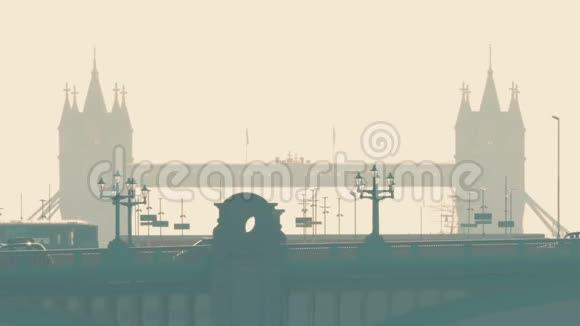 车辆在背景下通过伦敦桥视频的预览图