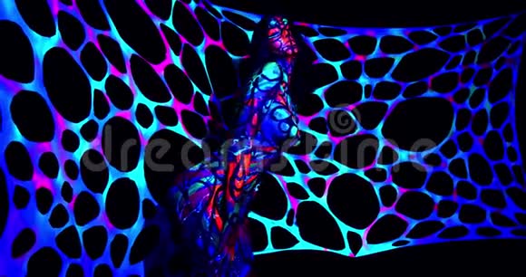 紫外线派对年轻女子带着发光的身体艺术在黑暗中跳舞4K视频的预览图