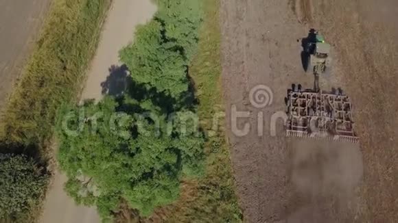 空中观景拖拉机耕种农田视频的预览图