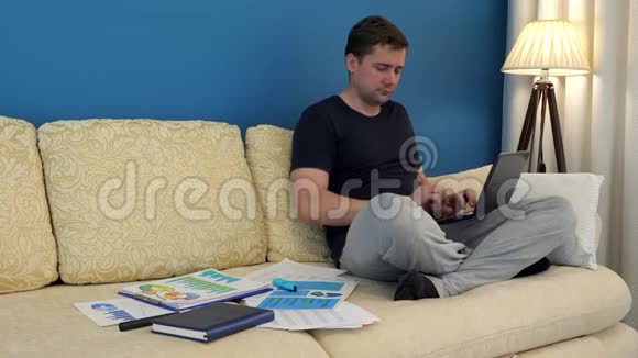 男人在家里工作拿着财务文件自营职业视频的预览图