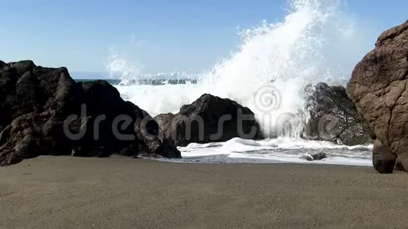 北加利福尼亚州沙滩上的海浪围绕着岩石涌动视频的预览图