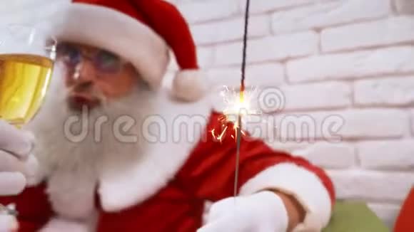 圣诞老人带着圣诞火花和香槟视频的预览图