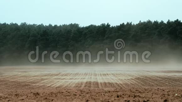 强风把德国农田上的坚果土吹走视频的预览图