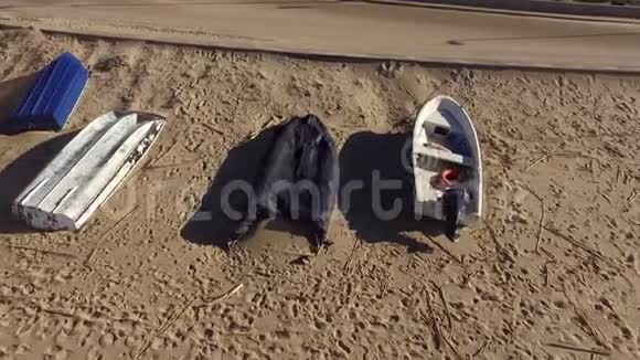 在Sardinia海滩停留的渔船的鸟瞰图视频的预览图