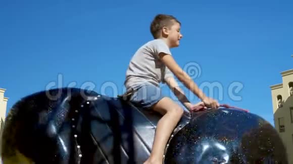 慢动作中弹骑机械公牛游乐园视频的预览图