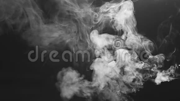 录像带的概念黑色背景下的烟云和蒸气液体视频的预览图