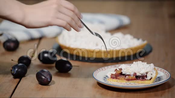 美味的成熟李子切片蛋糕特写在桌子上视频的预览图