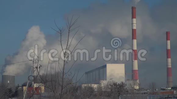 来自工业企业的烟雾视频的预览图