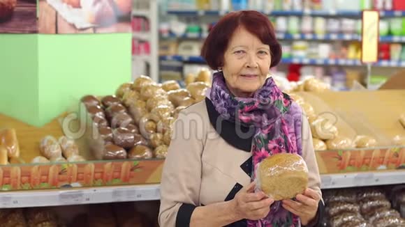 面包部一家杂货店里一位可爱的退休妇女的肖像视频的预览图