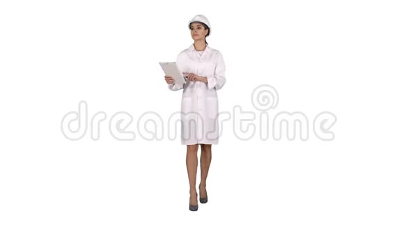 女工程师检查她的平板电脑上的白色背景信息和物体视频的预览图