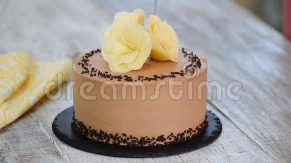 切巧克力蛋糕的盘子巧克力蛋糕装饰白色巧克力花视频的预览图