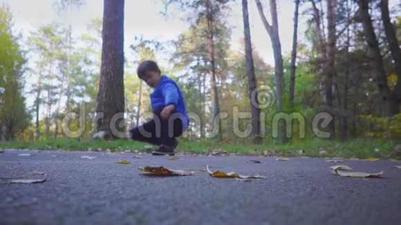 儿童在秋季公园户外玩玩具陀螺视频的预览图