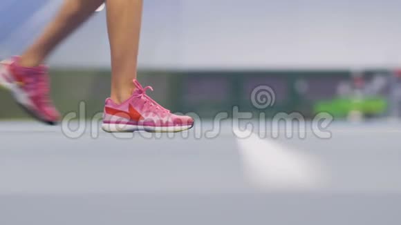 网球运动员的移动腿视频的预览图