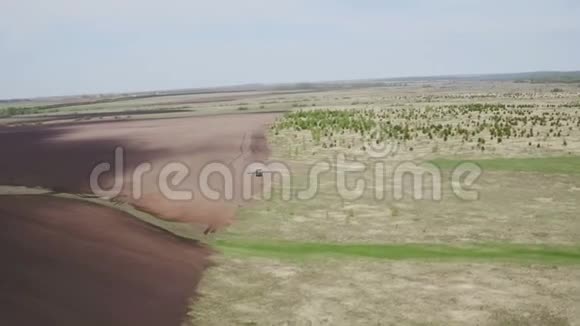 现代联合收割机的空中景观拖拉机在田里工作播种和收获农学的概念视频的预览图