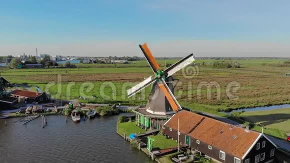荷兰磨坊空中观景向前移动视频的预览图