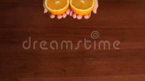 女人抱着成熟多汁的切橙特写镜头视频的预览图