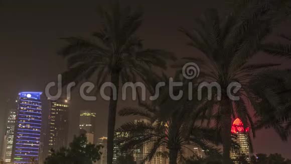 卡塔尔多哈棕榈树背景有天际线视频的预览图