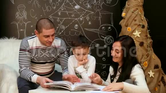 一家人在读一本关于圣诞童话的书视频的预览图