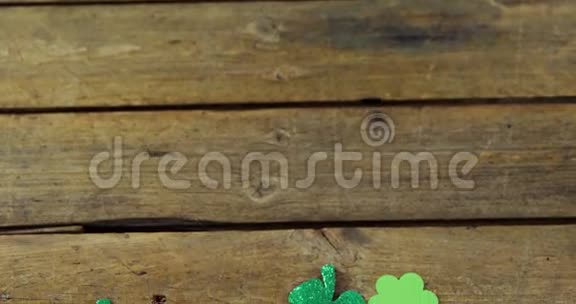 圣帕特里克日班格拉姆信息与三叶草在木桌上为圣帕特里克视频的预览图