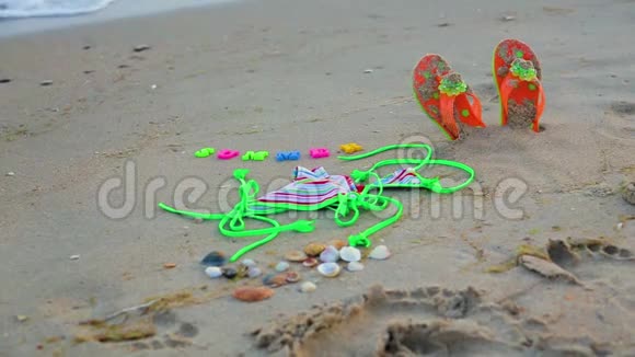 近景海滩的附属物躺在沙滩上上面用五颜六色的字母写着夏日视频的预览图