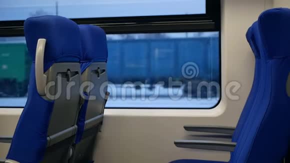 坐郊区的火车视频的预览图