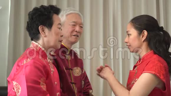 亚洲父母给女儿法律金托中国新年视频的预览图