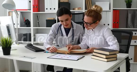女医生在办公室看书视频的预览图