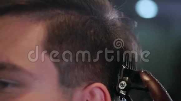 一个剪头发的男人视频的预览图