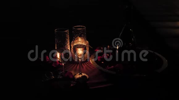 浪漫的夜晚带眼镜的香槟视频的预览图