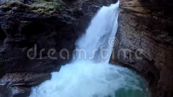 加拿大艾伯塔省约翰斯顿峡谷瀑布视频的预览图