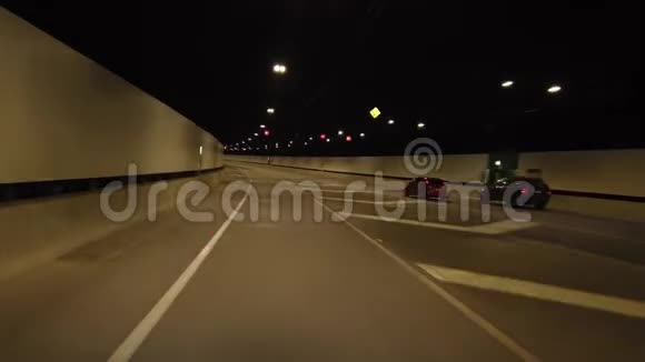 在地下道路隧道内行驶视频的预览图