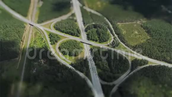 道路汽车交通桥无人驾驶飞机时间间隔高架桥在拉脱维亚的微型运动视频的预览图