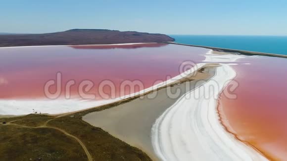 全景鸟瞰明亮的色彩著名的自然地方克里米亚的粉红色湖有惊人的海岸线和绿松石视频的预览图