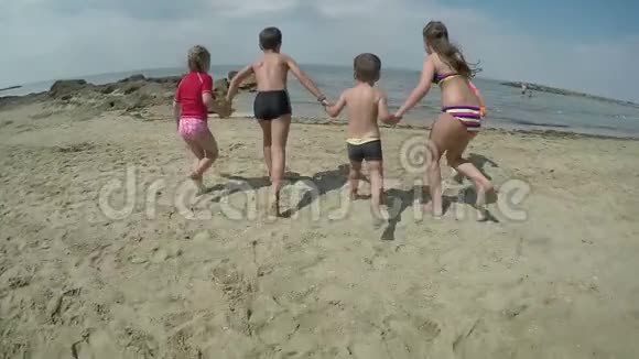 孩子们手牵手在沙地上奔跑视频的预览图
