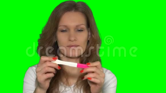 怀孕测试的女人年轻快乐的准妈妈视频的预览图