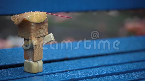 手工木制品秋叶凳雨视频的预览图