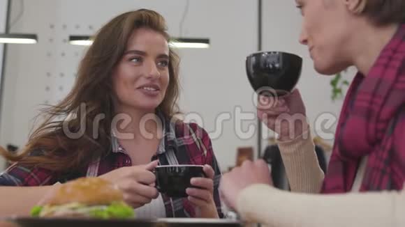 美丽的女性朋友喝咖啡在咖啡厅交流视频的预览图